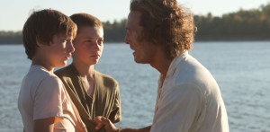  Ellis (Tye Sheridan), Neckbone (Jacob Lofland) strike an unlikely friendship with a wanted man, Mud (Matthew McConaughey).